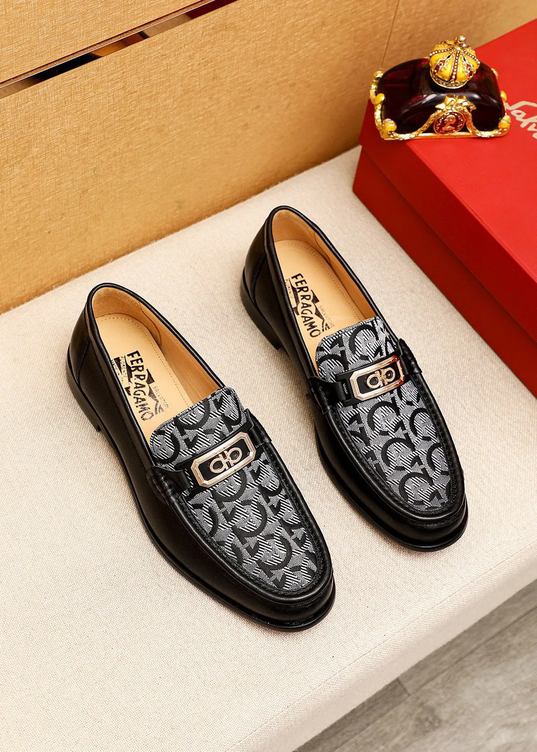 Men's shoes 💰442 💐 Product trademark: Ferragamo "Ferragamo" casual leather shoes Regular size: 38-44 (45.46🉑️customized) Product materials: Selected imported first-layer calfskin upper + original hardware buckle, imported water-dyed cow leather lining. Strong three-dimensional visual effect, combined outsole Color: 1⃣️color optional